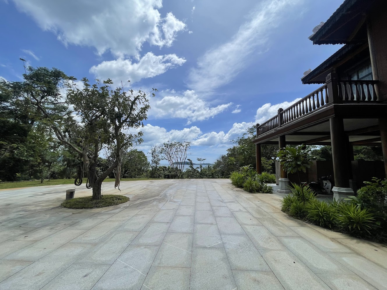 សំណង់ដ៏ស្កឹមស្កៃលេចរូបរាងនៅកោះទទឹង—ការលាយបញ្ចូលគ្នាយ៉ាងប៉ិនប្រសប់នៃរចនាបថខ្មែរបុរាណ និងវិស្វកម្មសម័យទំនើប។